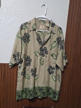 Luau brand Hawaiian-style button-down shirt is made of 100% silk Large Size